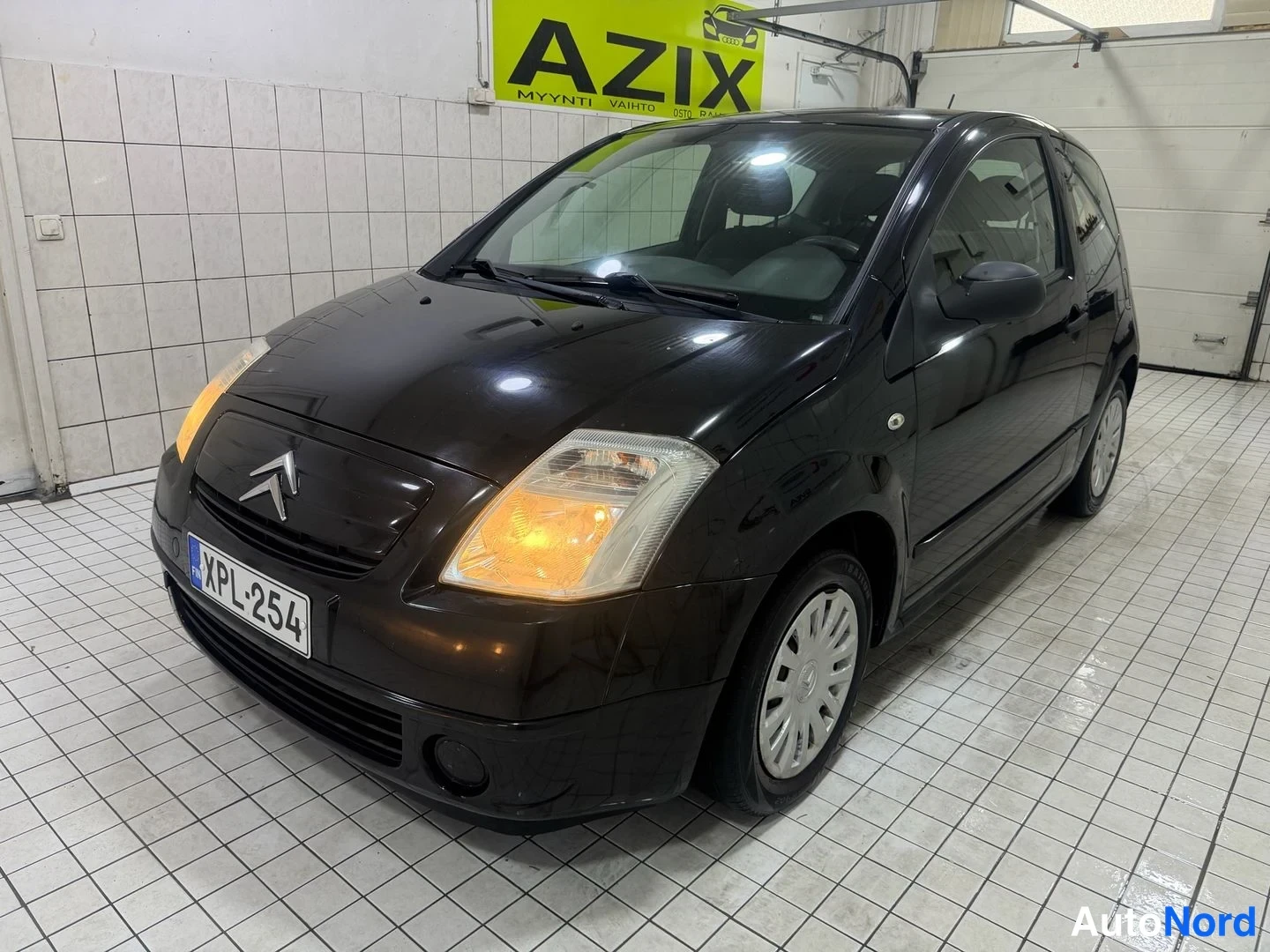 Musta Citroen C2 2008, etuviisto, keula vasemmalle, kuva 3