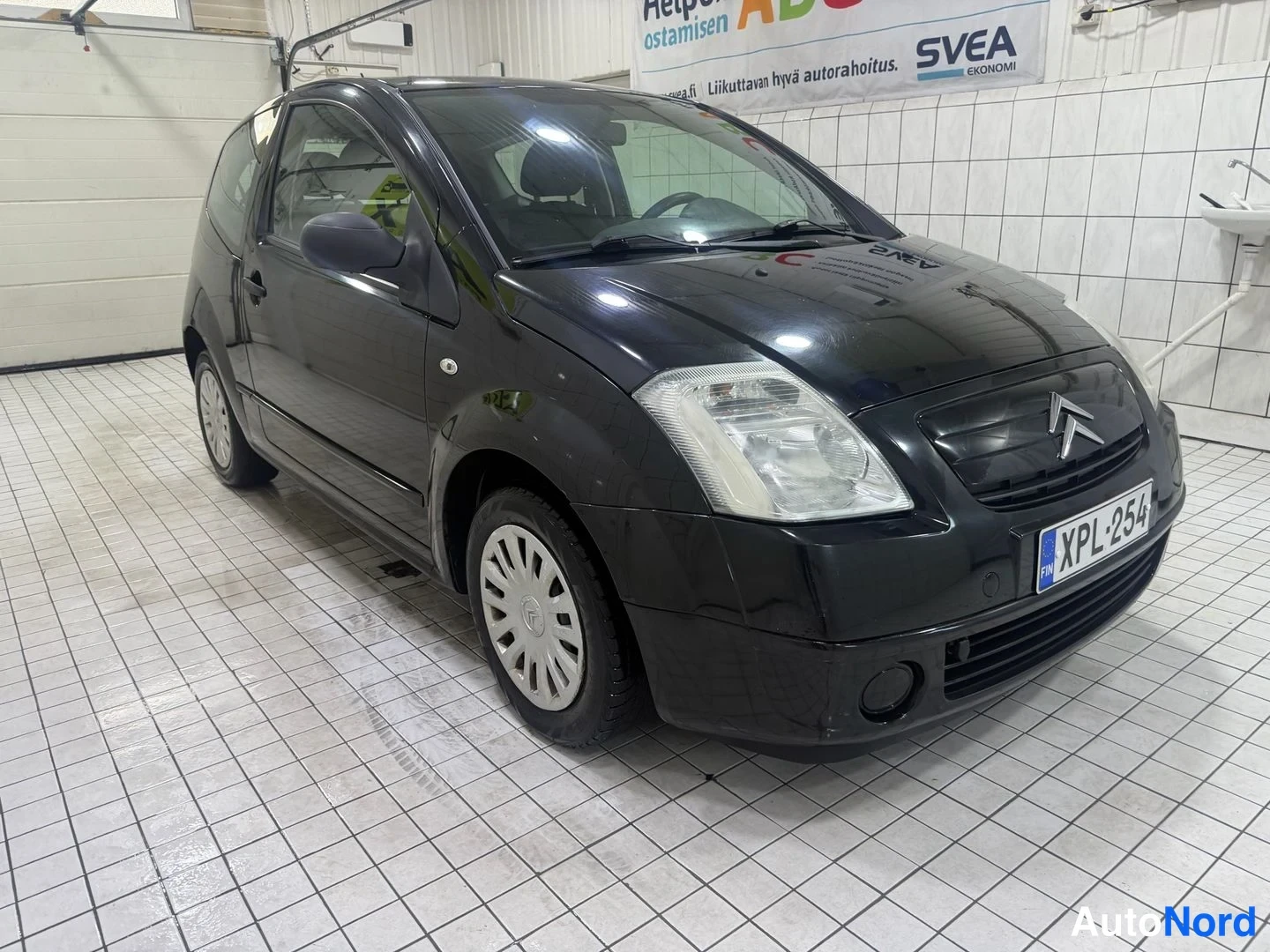 Musta Citroen C2 2008, etuviisto, keula oikealle, kuva 4