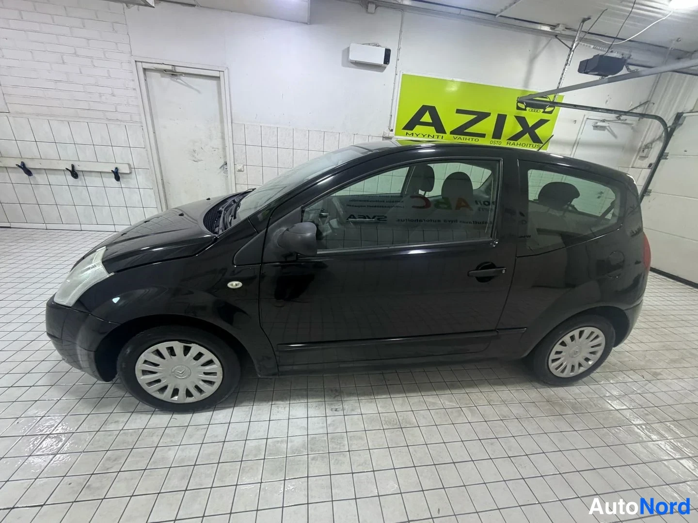 Musta Citroen C2 2008, etuviisto, keula vasemmalle, kuva 2