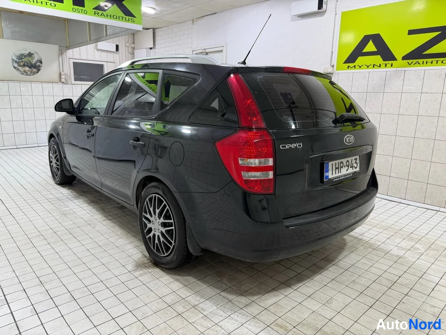 Takaviisto: Mustan Kia Ceed -farmarin takakulma vasemmalta, cee'd-merkki ja rekisteritunnus näkyvät.