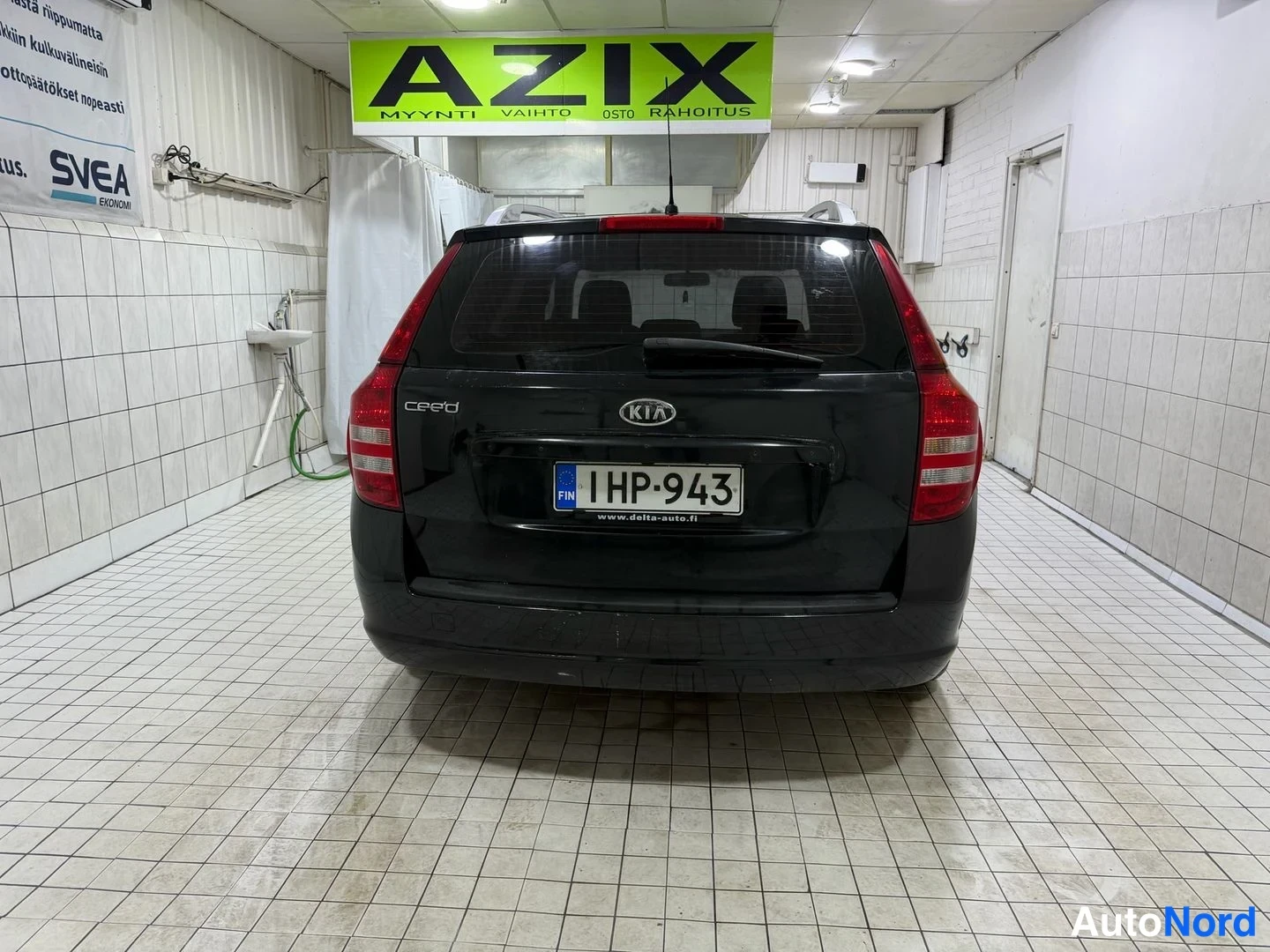 Takaa: Mustan Kia Ceed -farmarin takaosa suoraan takaa, KIA- ja cee'd-merkit sekä rekisteritunnus.