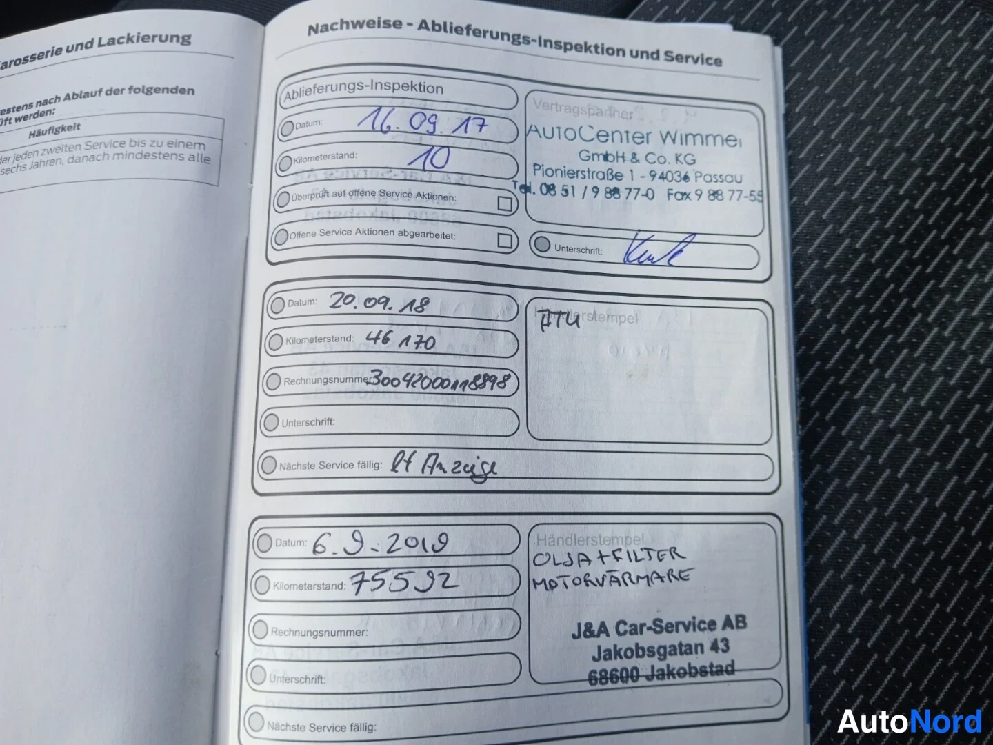 Yksityiskohta: Huoltokirjan sivu 'Nachweise - Ab- und Lieferungs-Inspektion und Service', merkinnät AutoCenter Wimmer GmbH & Co. KG, Passau, sekä J&A Car-Service AB, Jakobsgat