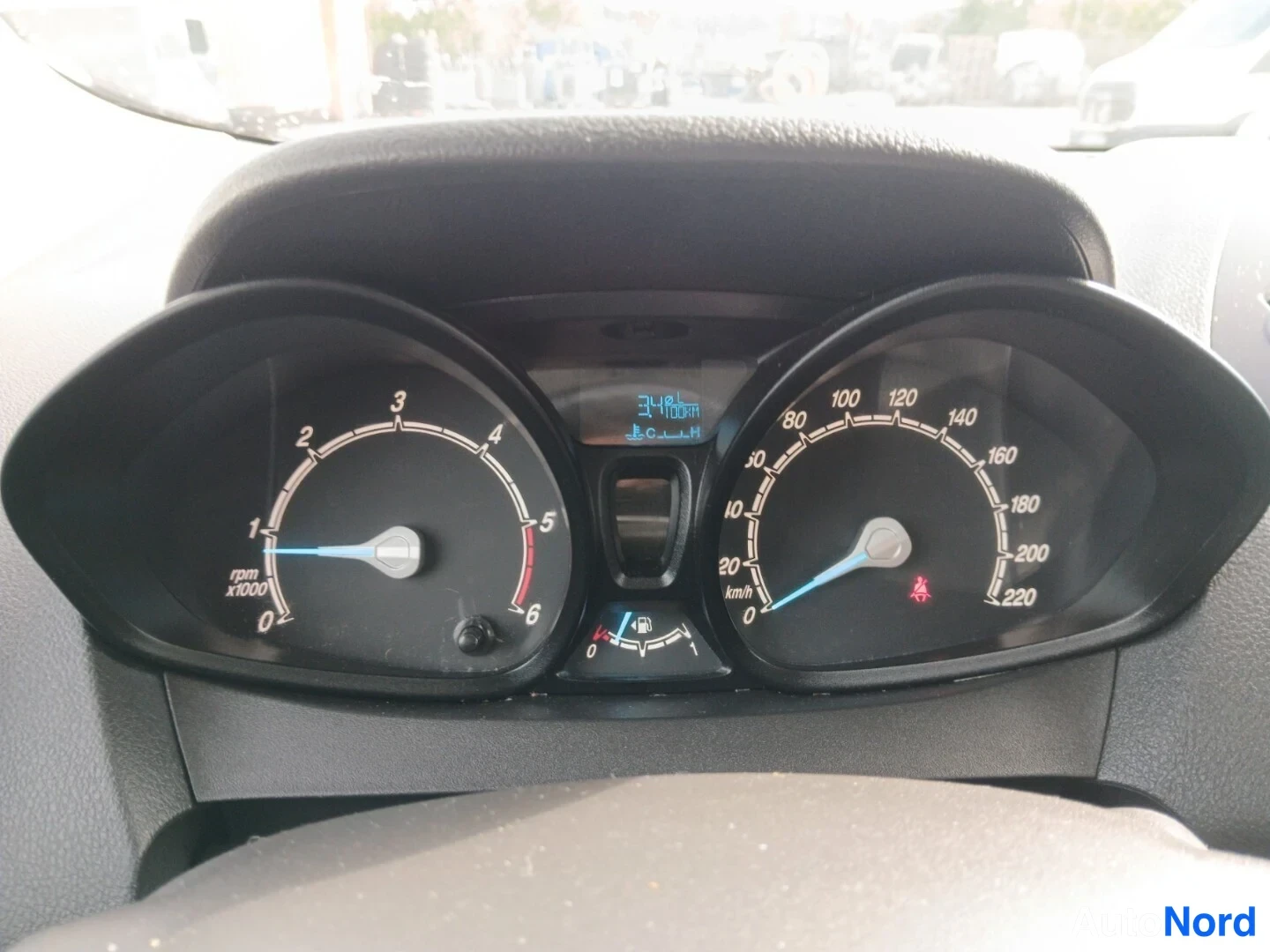 Muu: Mittaristo: vasemmalla kierroslukumittari 0-6, oikealla nopeusmittari asteikolla 0-220 km/h, pieni nestemäinen näyttö välissä.