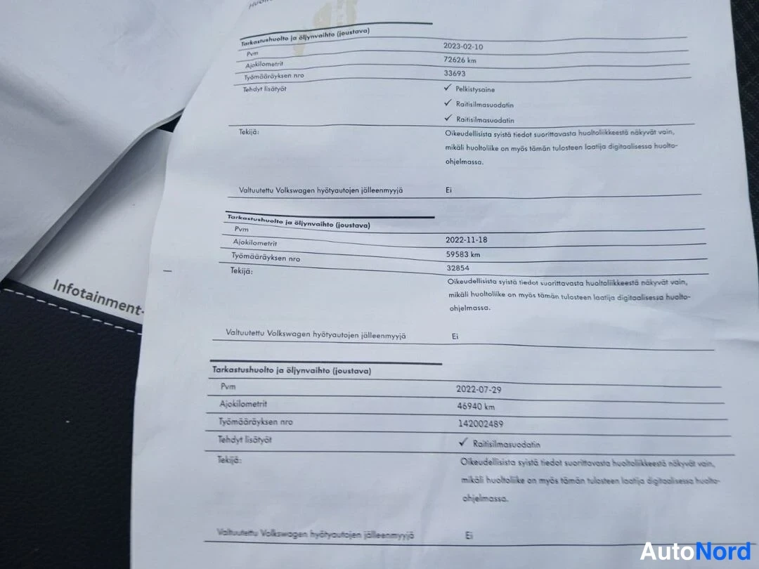 Muu: Volkswagen huoltotulosteen osa, jossa kolme tarkastushuolto- ja öljynvaihtorivia: km-lukemat 72626, 59583 ja 46940 sekä suoritetut lisätyöt kuten pelitelyaine j