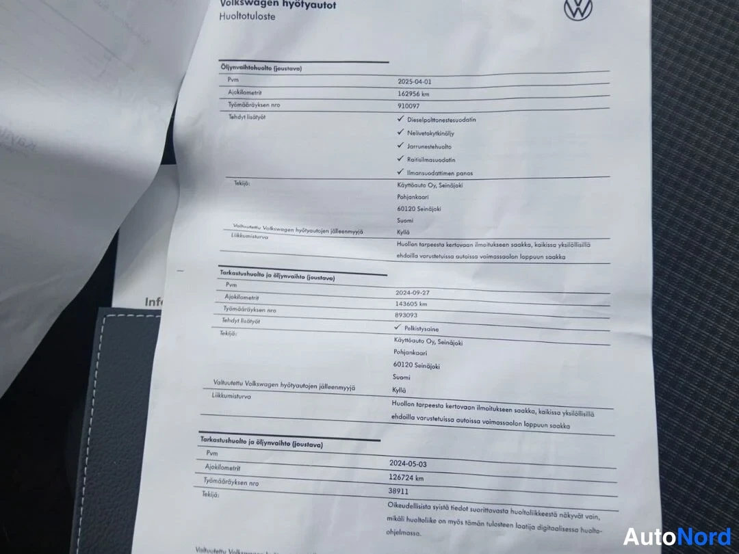 Muu: Volkswagen huoltotulosteen osa, jossa öljynvaihtohuolto 16.9.2024 ajokilometreillä 162956 ja tarkastushuolot km-lukemilla 143603 ja 126724; lisätöinä mm. neuliv