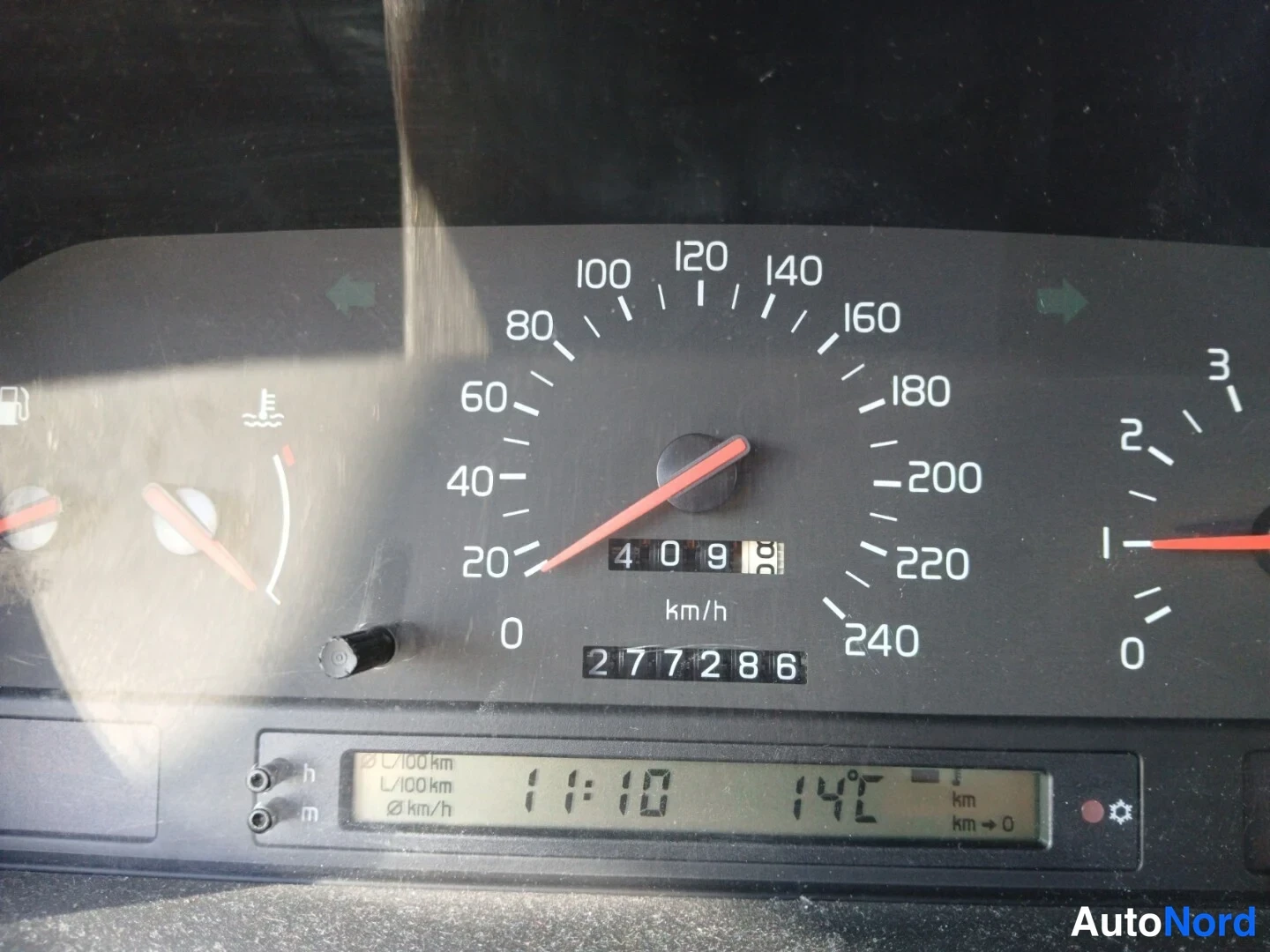 Yksityiskohta: Takamittari, jonka matkamittari näyttää 277 286 km, kello 11:10 ja ulkolämpötila 14 °C.
