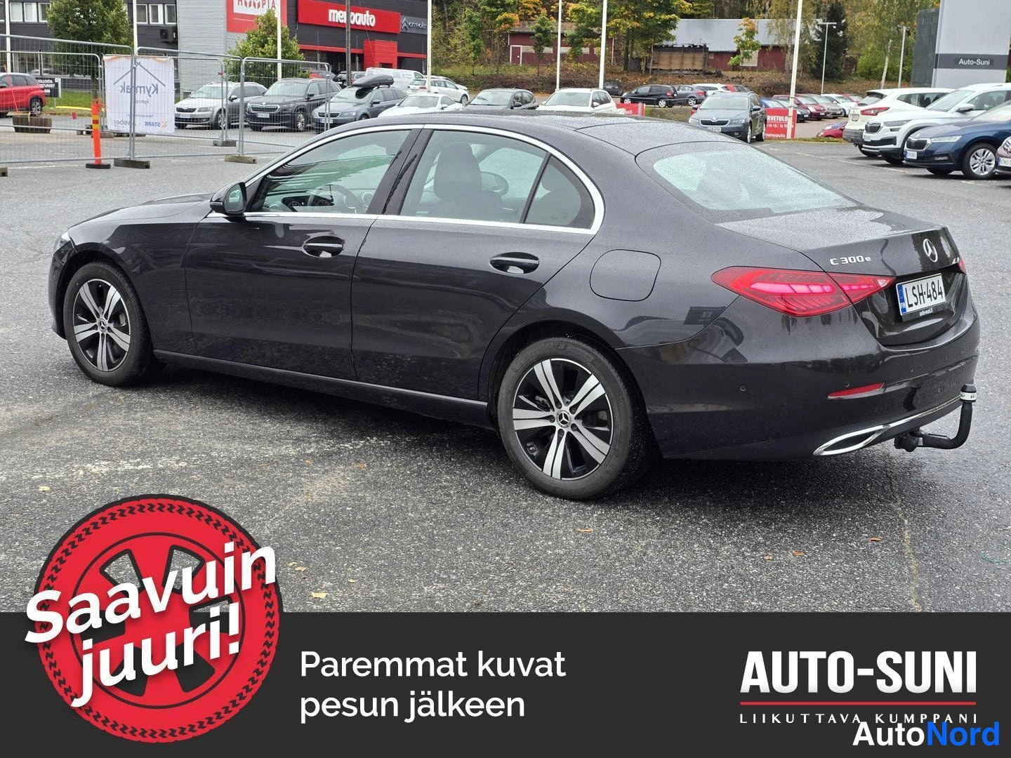 Takaviisto: Mustan Mercedes-Benz C -sedanin takakolmannes, takapää ja kylki näkyvät, rekisteritunnus ja C 300e -merkintä kannessa.