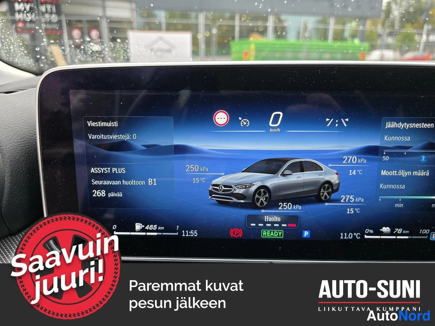 Muu: Kojelaudan näyttö huoltotiedoissa: ASSYST PLUS, seuraavaan huoltoon B1 268 päivää, rengaspaineet 250–275 kPa, ilmastointilaite ja moottoriöljy kunnossa.