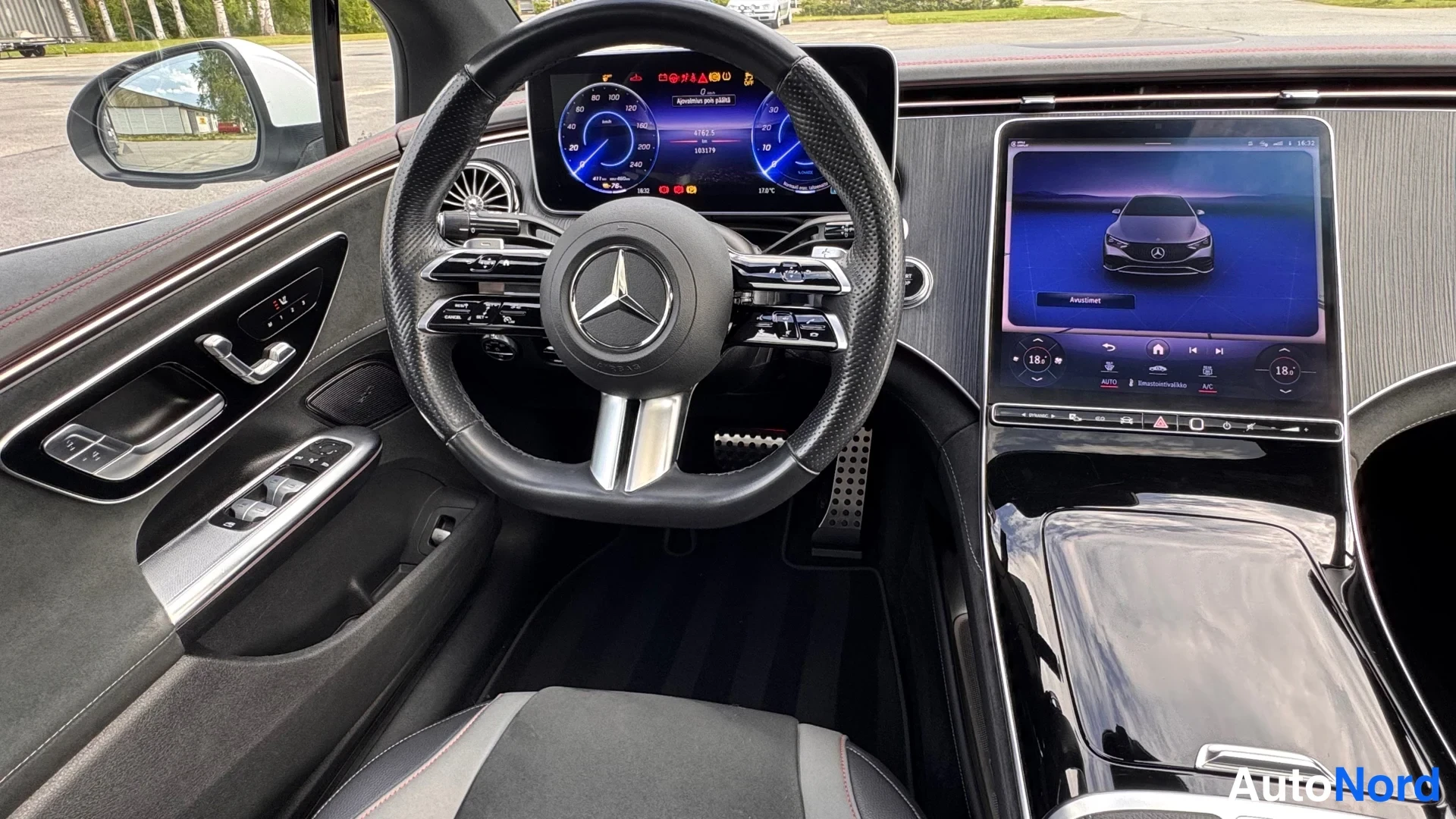 Muu: Mercedes-Benzin ohjaamo kuljettajan puolelta: MBUX-näyttö, ohjauspyörä ja keskikonsolin kosketusnäyttö.