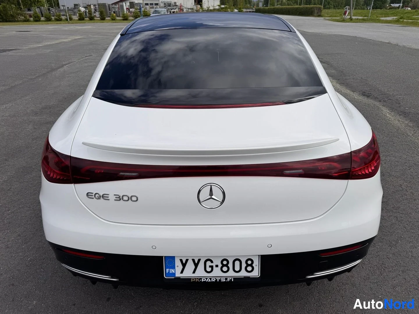 Takaa: Mercedes-Benz EQE:n takaosa valkoisena, takavalojen poikki, mallimerkintä EQE 300 ja rekisterikilpi.