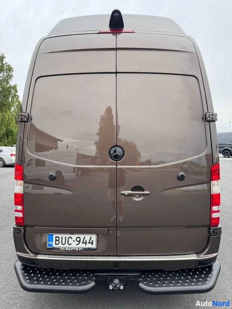 Takaa: Ruskea Mercedes-Benz Sprinter -pakettiauto suoraan takaa, tähtimerkki takaluukussa ja rekisterikilpi.