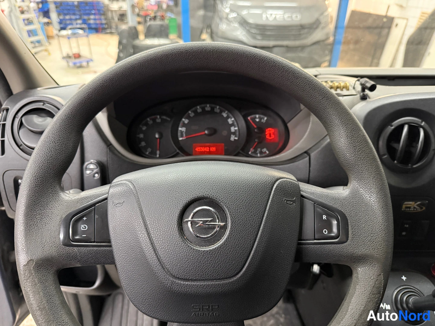 Muu: Ohjauspyörä ja mittaristo lähikuvassa, Opel-merkki näkyvissä.