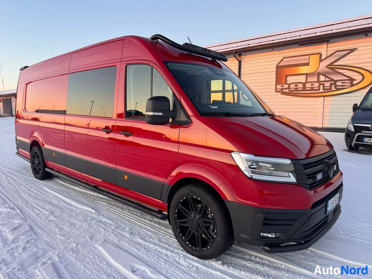 Musta Volkswagen Crafter 2026, etuviisto, keula oikealle, kuva 2