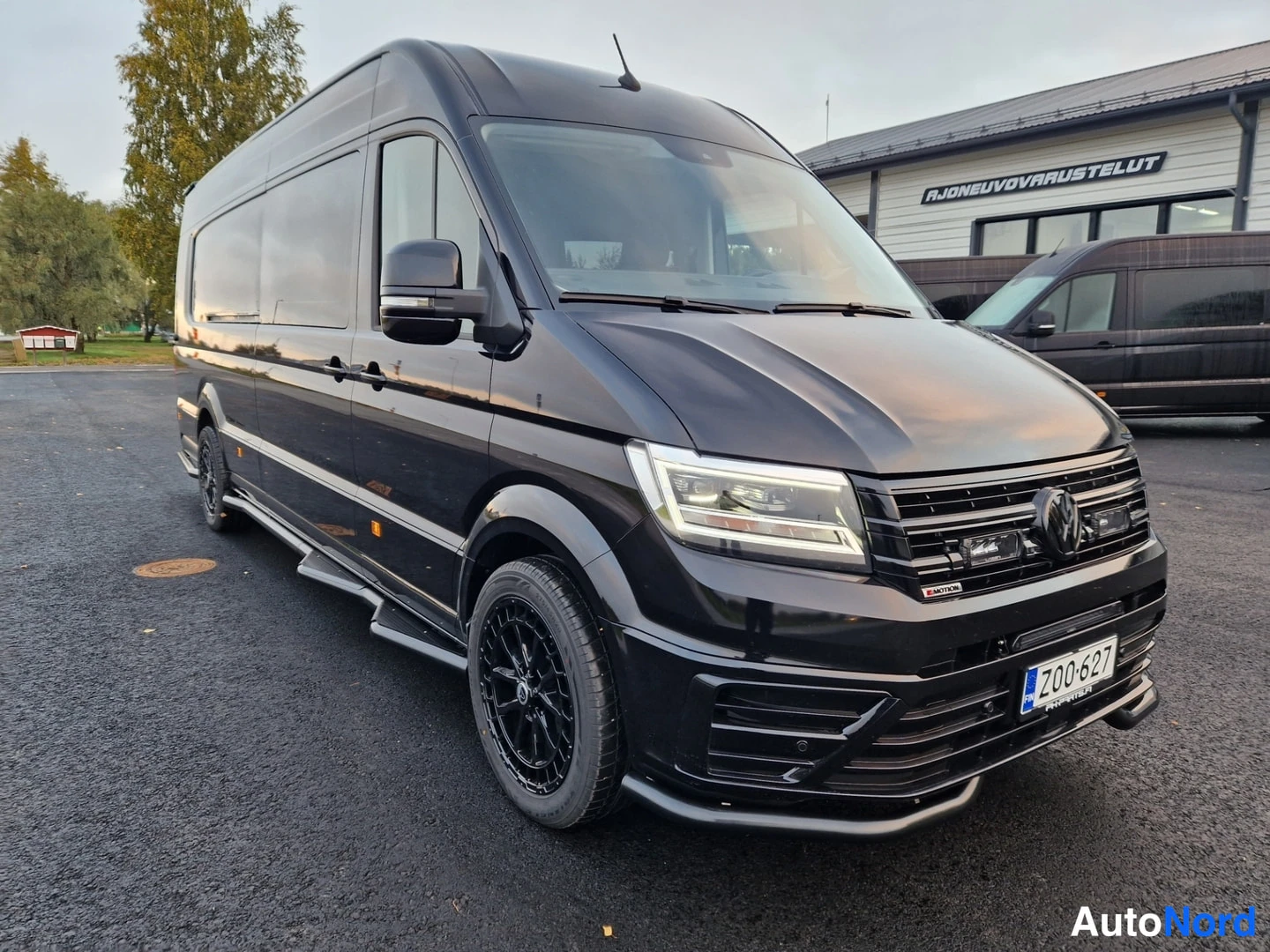 Musta Volkswagen Crafter 2026, etuviisto, keula oikealle, kuva 3