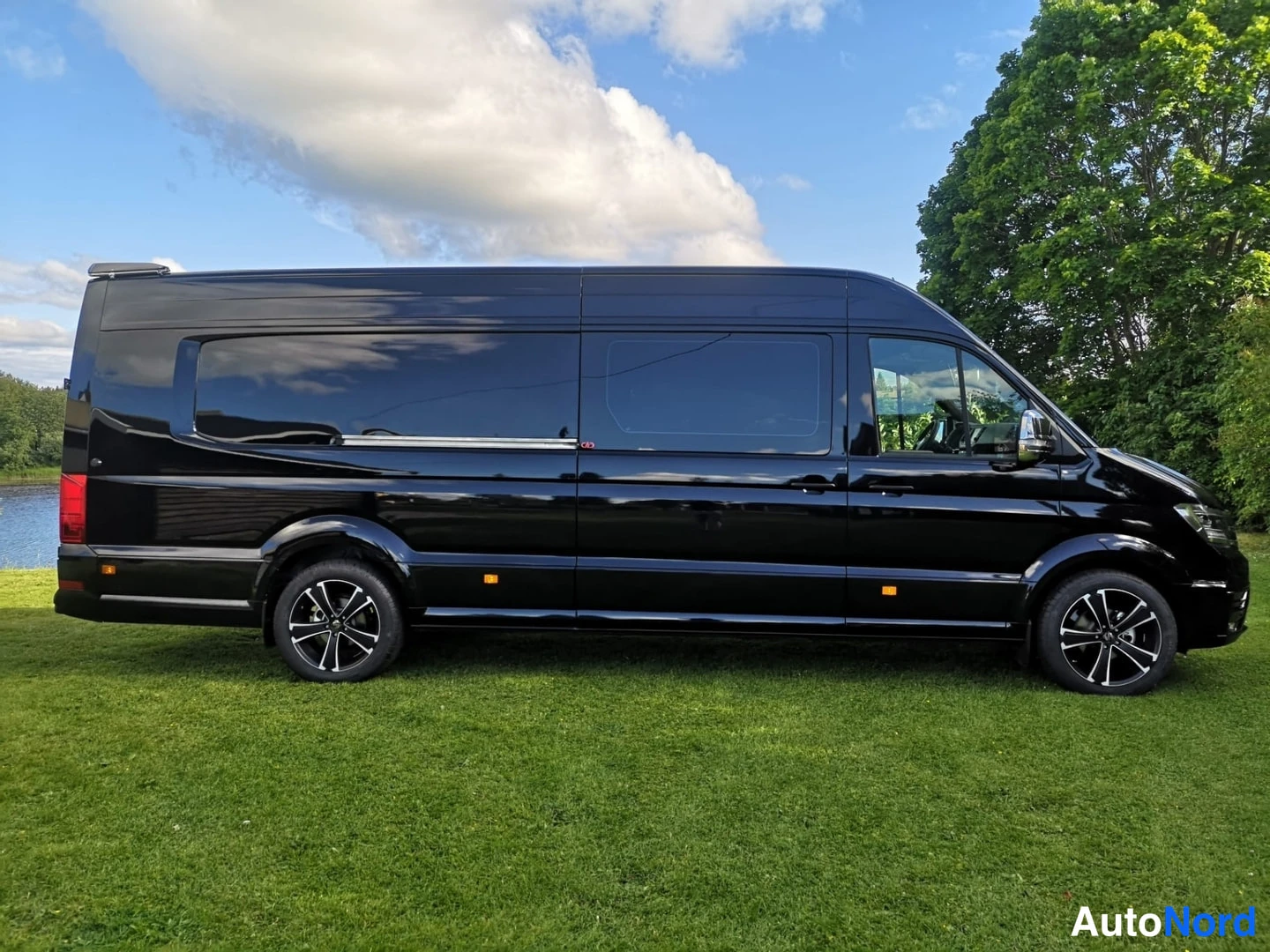Musta Volkswagen Crafter 2026, sivulta, kuva 8