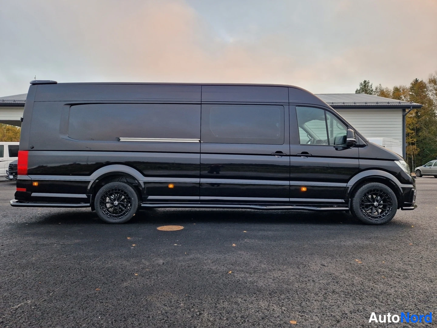 Musta Volkswagen Crafter 2026, sivulta, kuva 5