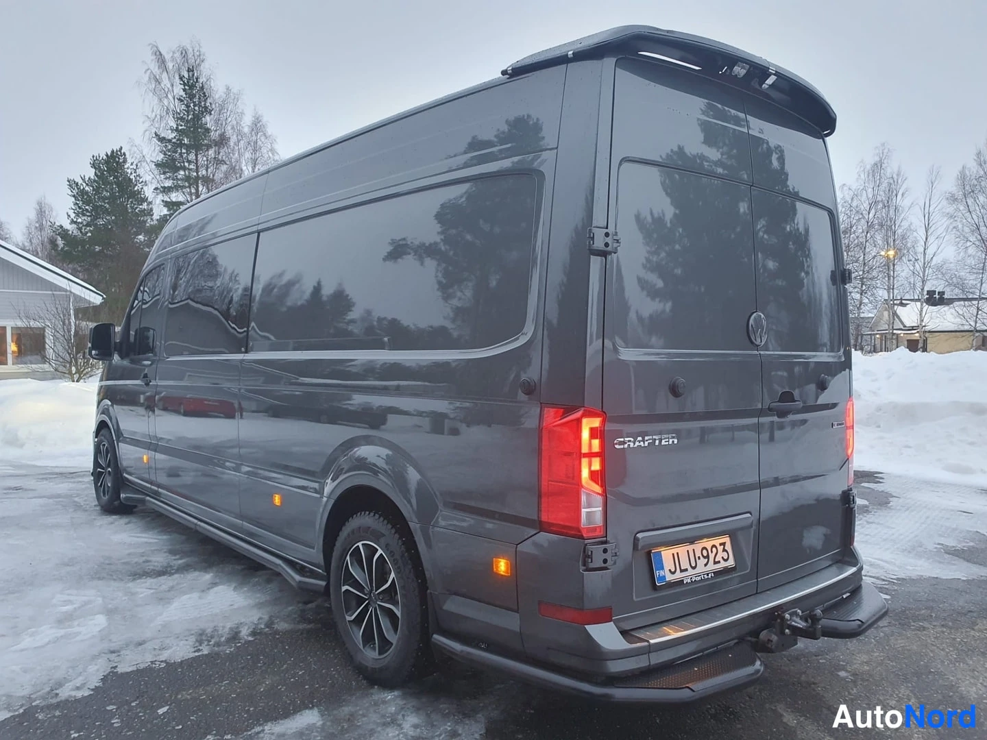 Musta Volkswagen Crafter 2026, takaviisto, kuva 9