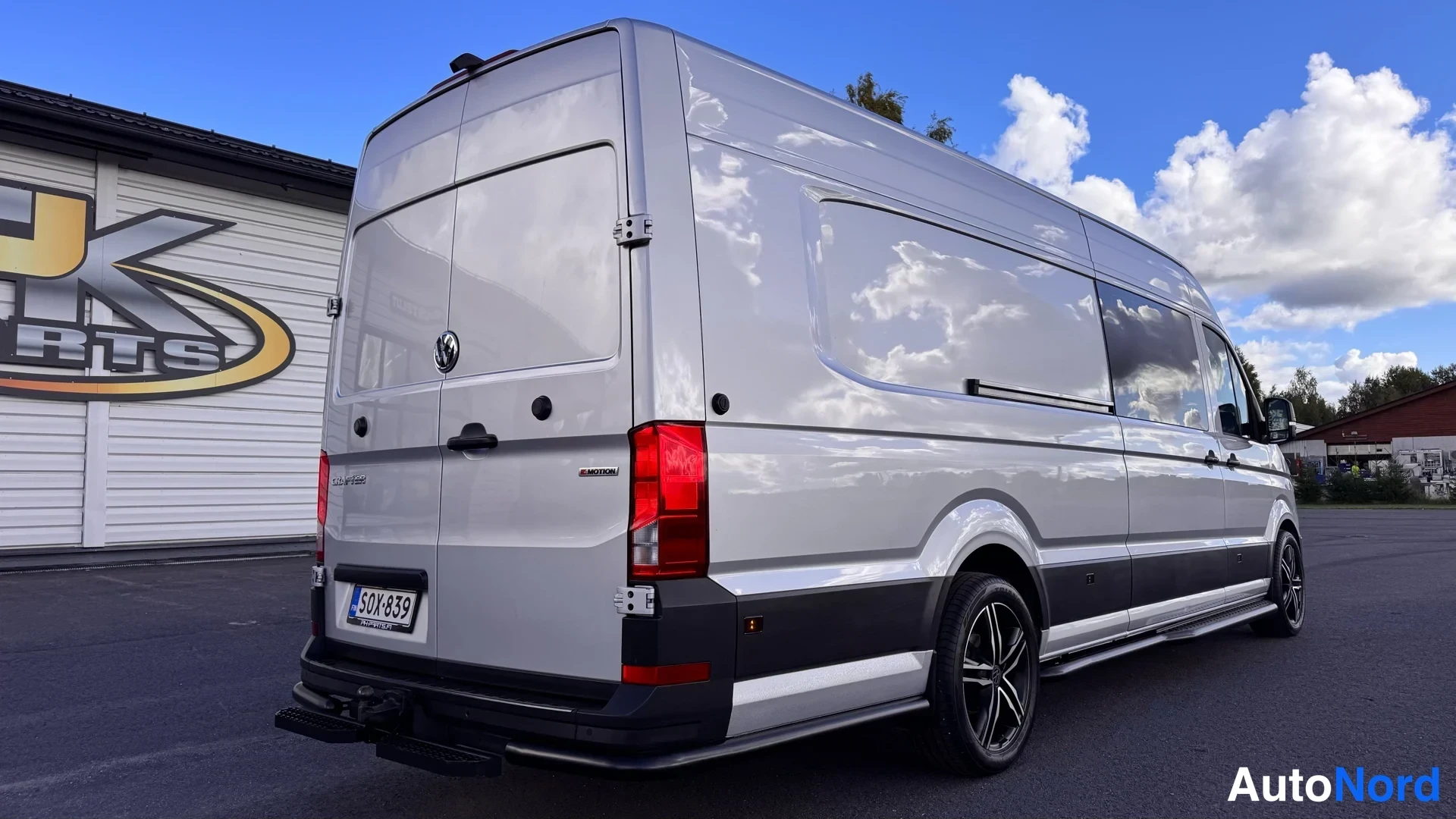 Takaviisto: Volkswagen Crafter -pakettiauto takakulmasta, avattu takaovi ja törmäsuojus.