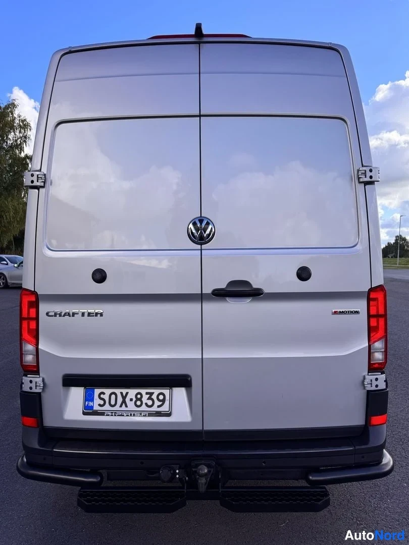 Takaa: Volkswagen Crafter takaovi auki ja rekisterikilpi.