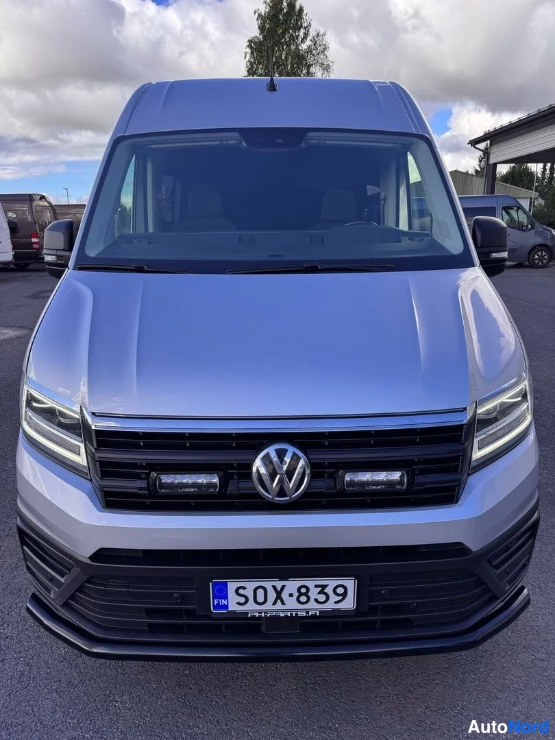 Edestä: Volkswagen Crafterin keulakko suoraan edestä, rekisteri.