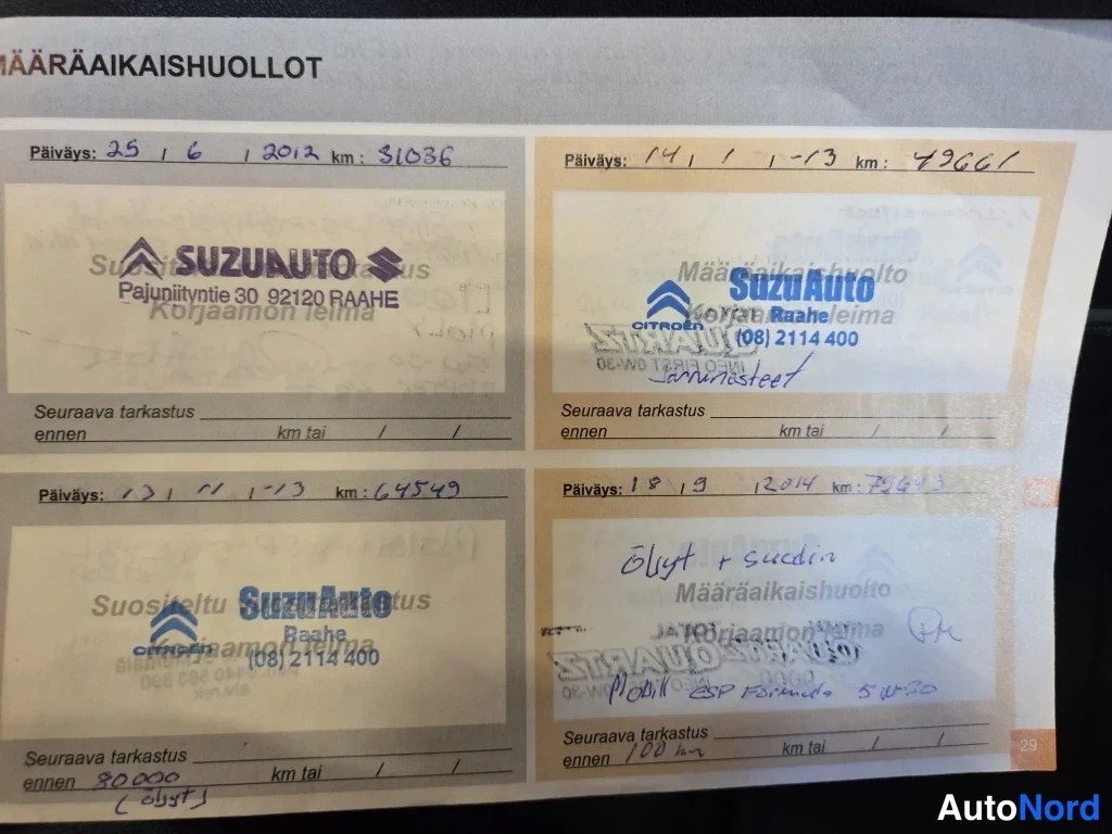 Asiakirja: Huoltokirjan MÄÄRÄAIKAISHUOLLOT-sivu, jossa neljä leimattua huoltoa vuosilta 2012–2014, käsin kirjoitetuilla päiväyksillä ja kilometreillä.