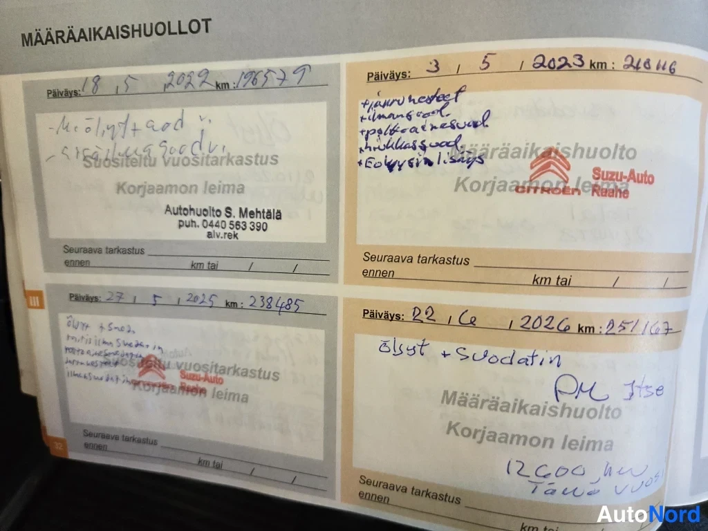 Asiakirja: Huoltokirjan huollosivu, jossa leimattuja huoltoja vuosilta 2022–2026, käsin kirjoitetuilla öljynvaihdoilla ja kilometreillä.