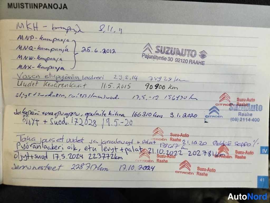 Muu: Huoltokirjan muistiinpanosivu, jolle on kirjoitettu käsin huolto- ja varaosahistoriaa Suzu-Auto Raahen leimoilla, viimeisin merkintä 17.10.2024.