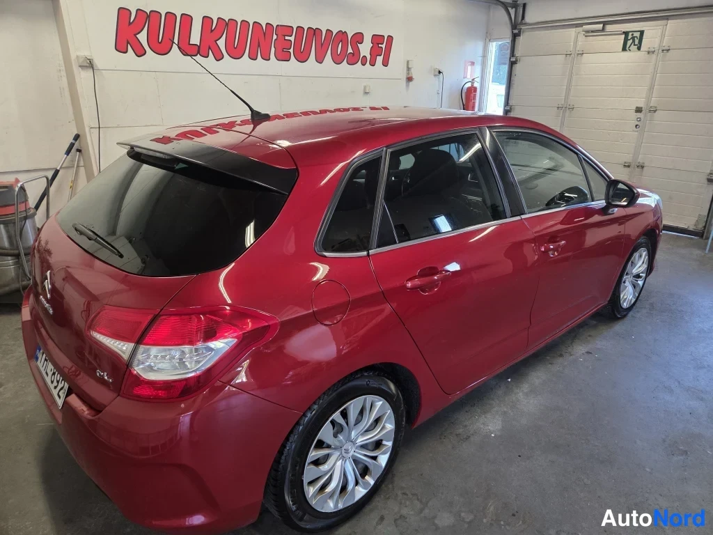 Takaviisto: Punainen Citroen C4 -henkilöauto sisätiloissa, takakulmanäkyvyys, taustalla KULKUNEUVOS.FI-teksti