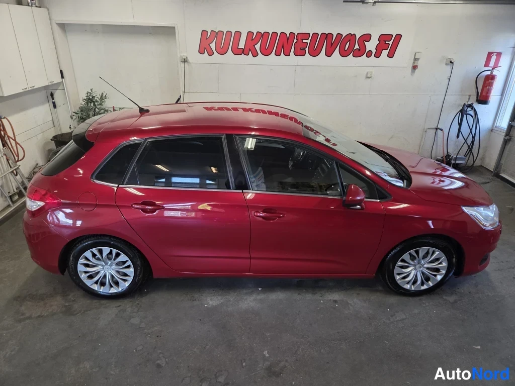 Etuviisto, nokka oikealle: Punainen Citroen C4 -henkilöauto sisätiloissa sivukulmanäkyvyys, kevytmetallivanteet