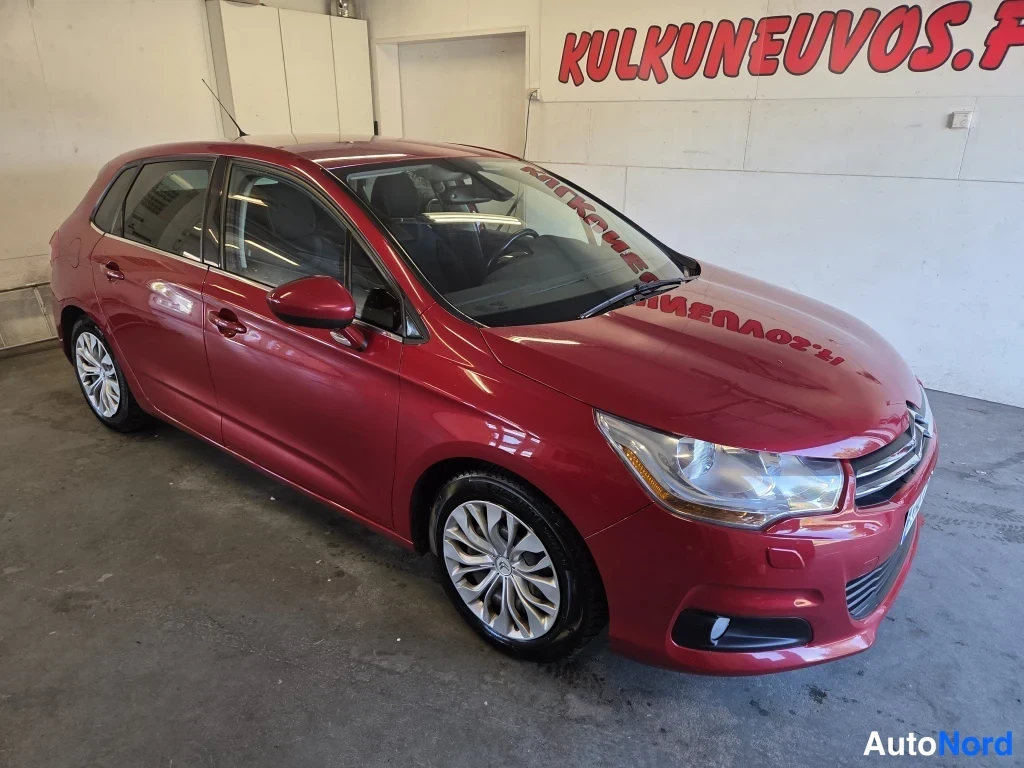 Etuviisto, nokka oikealle: Citroen C4 viistosti edestä oikealta, tummanpunainen, korjaamotilassa