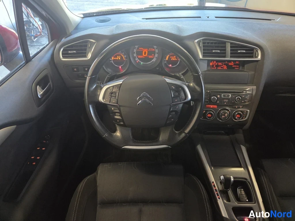 Muu: Citroen C4:n ohjaamo: ohjauspyörä, mittaristo ja keskikonsoli näkyvät edestä
