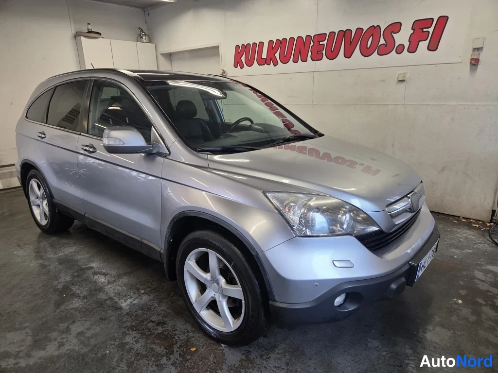 Etuviisto, nokka oikealle: Hopeanharmaa Honda CR-V etuosa vasemmasta kulmasta, etukeskuspyörä näkyvissä.