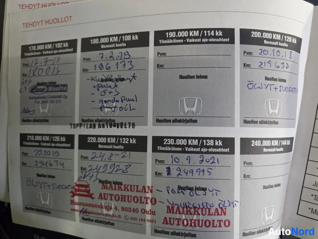 Yksityiskohta: Huoltokirjan sivu TEHDYT HUOLLOT -otsikolla, huoltoleimat 170.000–240.000 km kohdalla.