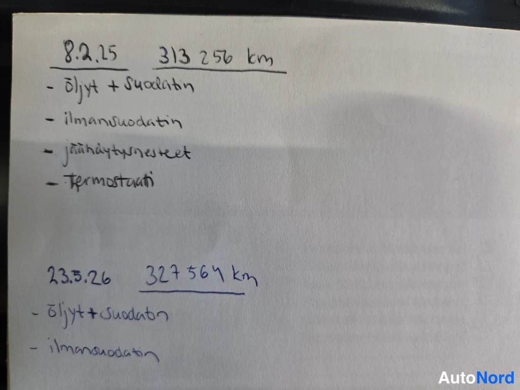 Asiakirja: Käsinkirjoitettu huolto- ja kilometrilukemamuistio kahdella päivämäärällä: 8.2.25 ja 313 256 km sekä 23.5.26 ja 327 564 km, vaihtolista öljyjen ja suodattimien