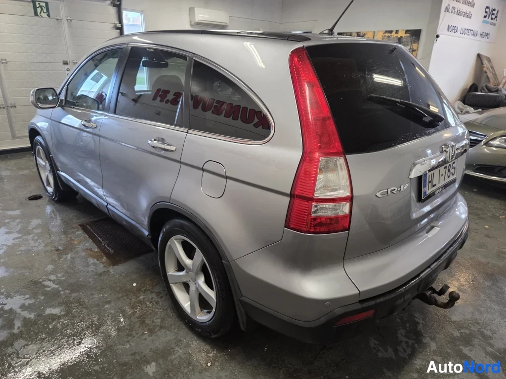Takaviisto: Hopeanharmaa Honda CR-V takaosa vasemmasta kulmasta, CR-V-merkintä ja rekisterikilpi HL I-785 näkyvissä.