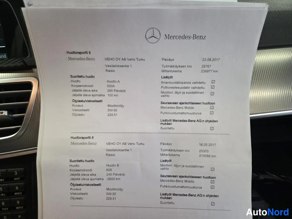 Asiakirja: Mercedes-Benzin huoltoraportti 9 ja 8 paperilla autonsisäpuolella, huoltojen päiväykset 23.06.2017 ja 16.05.2017.