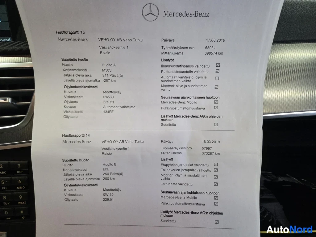 Asiakirja: Mercedes-Benzin huoltoraportti 15 ja 14 paperilla autonsisäpuolella, huoltojen päiväykset 17.08.2019 ja 16.03.2019.