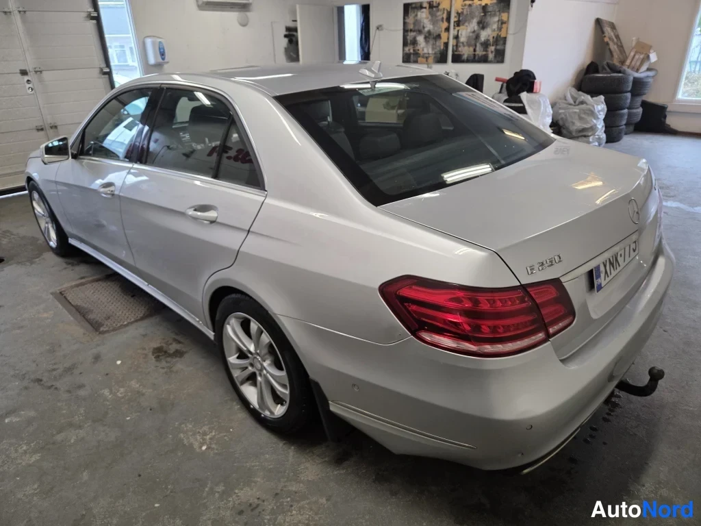 Takaviisto: Mercedes-Benz E-sarjan sedan takaviistosta vasemmalta, hopeisena sisätiloissa.