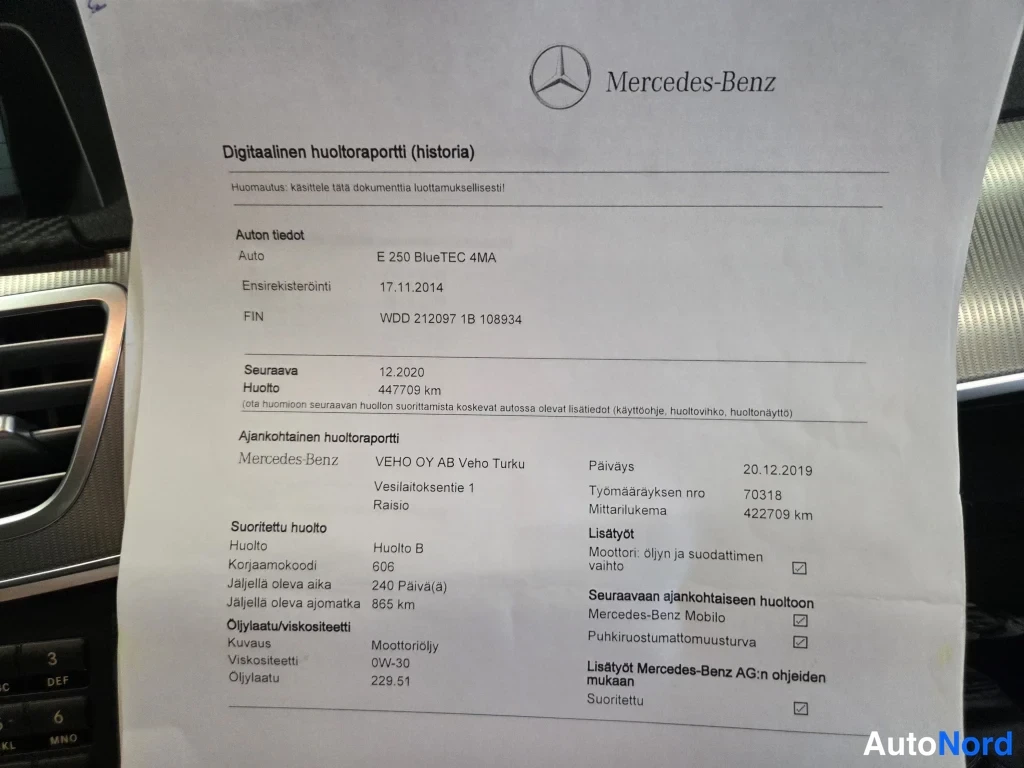 Asiakirja: Mercedes-Benzin digitaalisen huoltoraportin (historia) tuloste, jossa auton tiedot E 250 BlueTEC 4MA ja huoltotiedot.