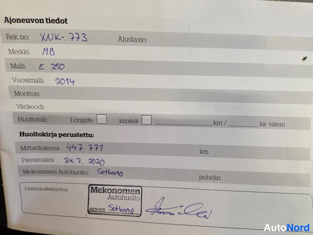 Asiakirja: Käsin täytetty huoltokirjan Ajoneuvon tiedot -sivu, jossa rekisterinumero, merkki MB, malli E 250, vuosimalli 2014 ja mittarilukema 447 771 km.