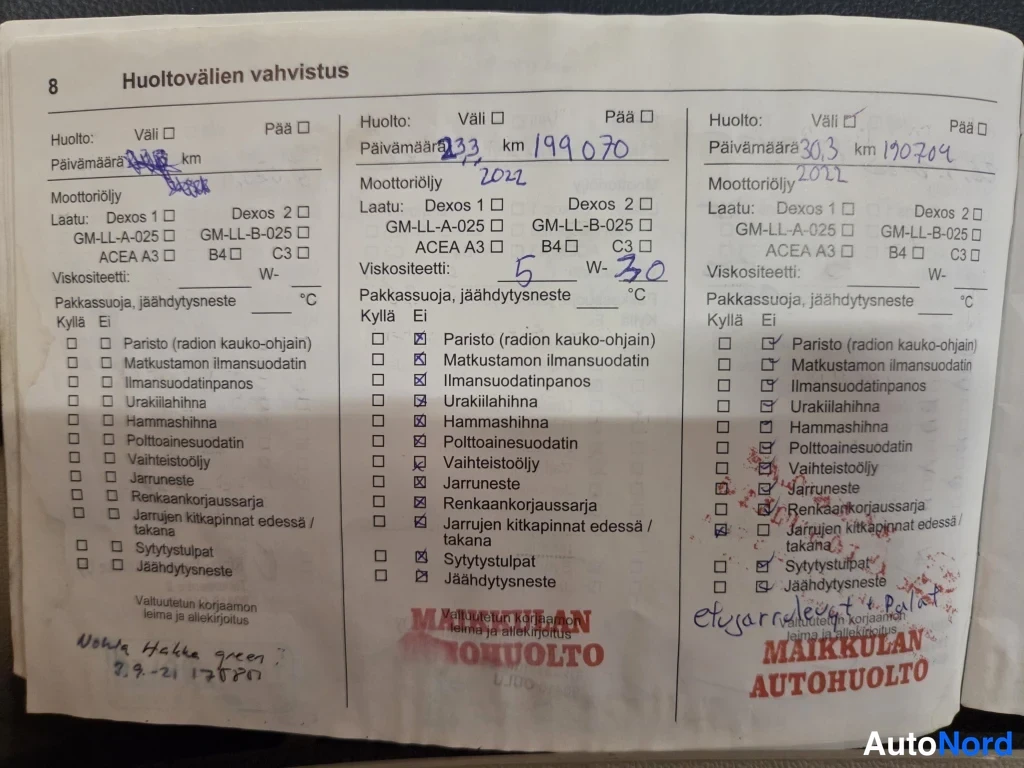 Yksityiskohta: Huoltokirjan sivu 8, huoltovälien vahvistus: kolme huoltosivua, merkintöjä mm. km 199070 ja 190709, Maikkulan Autohuolto-leimat.