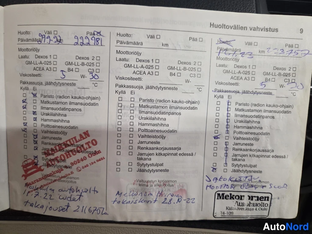 Yksityiskohta: Huoltokirjan sivu 9, huoltovälien vahvistus: kolme huoltosivua, merkintöjä mm. km 222981 ja 223457, Maikkulan Autohuolto- ja Mekor Oyn leimat.