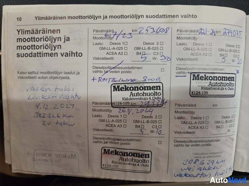 Asiakirja: Huoltokirjan sivu 10 ylimääräisistä moottoriöljyn vaihdoista, käsinkirjoituksin merkittyjä päivämääriä, kilometrimääriä ja Mekonomen Autohuolto Oulu -leimoja.