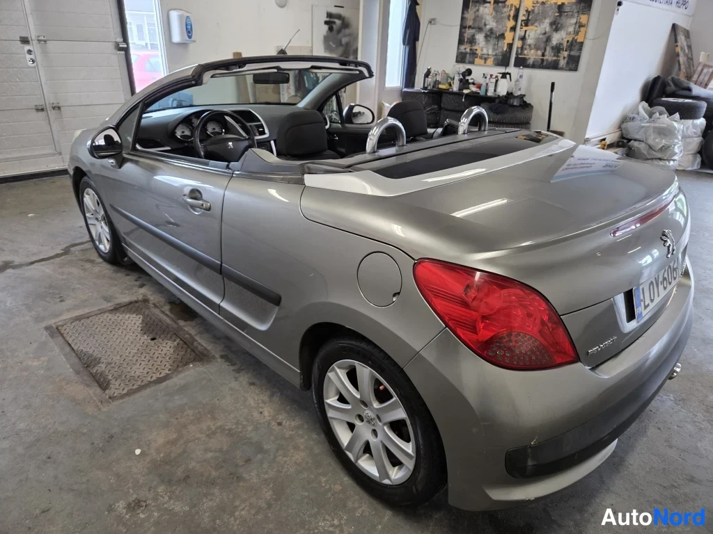 Takaviisto: Peugeot 207 -avolava takaapäin katsottuna, katto auki ja rekisterikilpi LY-8016