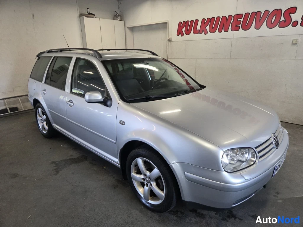 Etuviisto, nokka oikealle: Hopeanvärinen Volkswagen Golf -farmari kuvattu etukulmasta oikealta sisätiloissa; kattokaiteet ja viisiproppaiset kevytmetallivanteet näkyvissä.