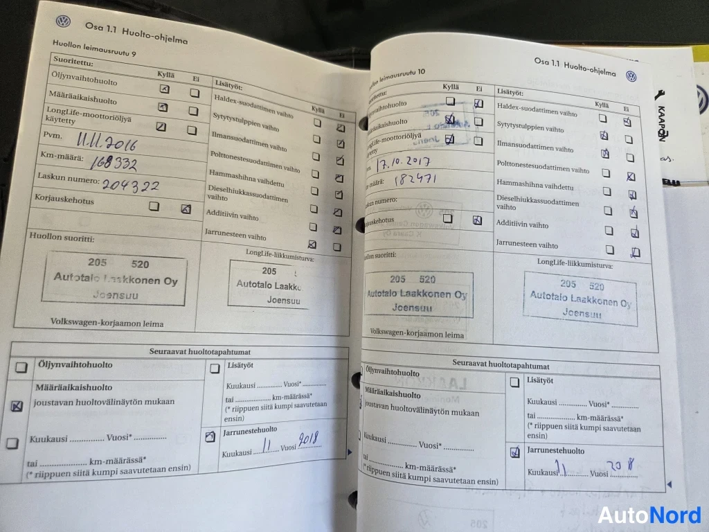 Asiakirja: Volkswagenin huolto-ohjelmakirjan kaksi avointa sivua, joissa huoltoleimauksia vuosilta 2016 ja 2017, kilometrimääriä ja korjaamoleima.
