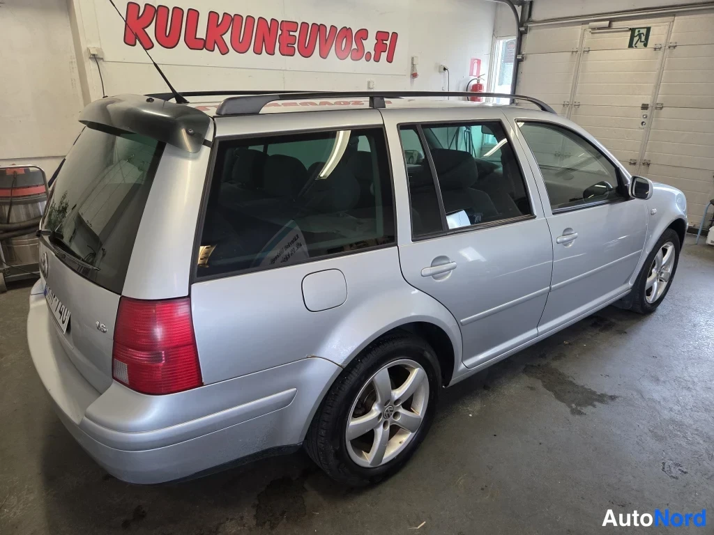 Takaviisto: Hopeanvärinen Volkswagen Golf -farmari takakulmasta oikealta sisätiloissa; takavalo, kattokaiteet ja kevytmetallivanne näkyvissä.