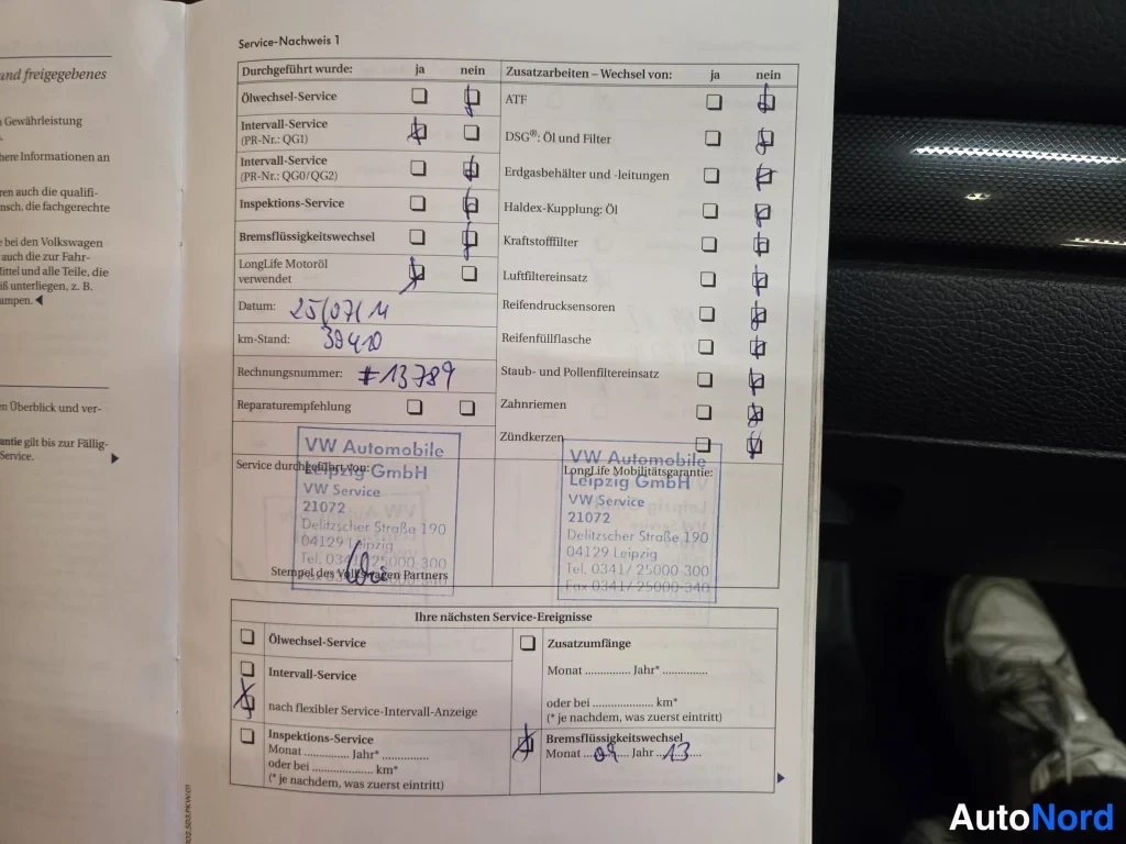 Muu: Auton Service-Nachweis 1 -sivun kuva, jossa on ruutu- ja merkintäkohtia kuten Ölwchsel-Service, Interval-Service, Inspektionsservice, Bremsflüssigkeitswechsel s
