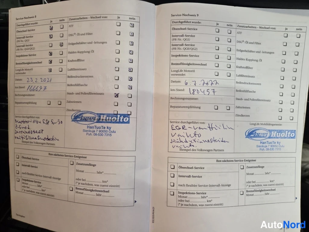 Asiakirja: Huoltokirjan sivut Service-Nachweis 8 ja 9, merkinnät 23.2.2021 (166697 km) ja 6.7.2022 (180457 km), HanTuoTe ky:n leimat.