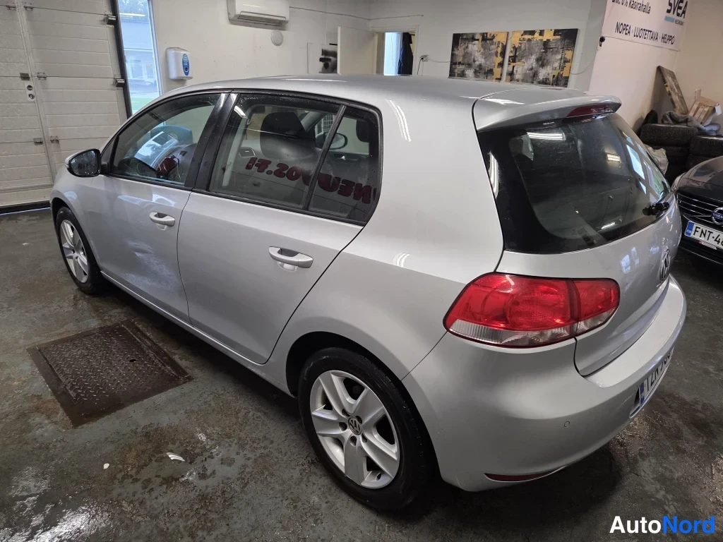 Takaviisto: Hopeanharmaa Volkswagen Golf sisätiloissa, takakulmasta oikealta.